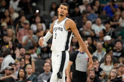 文班亚马和科内特双塔发力，半场都得到12分并列队内最高